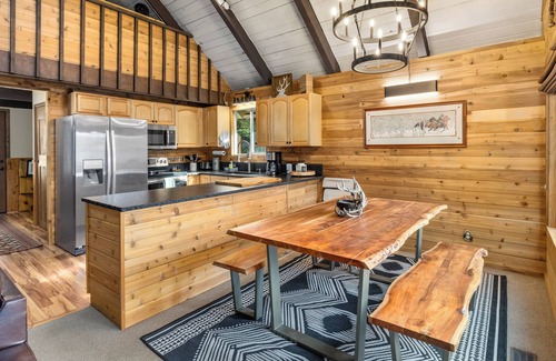 Roslyn Ridge Cabin | Pointe Pines Mountain Cabin near Roslyn & Suncadia. Hot Tub, WiFi, Fire Pit.