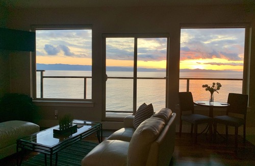 Otter Point Cabin | Points West Oceanfront Rooftop suite