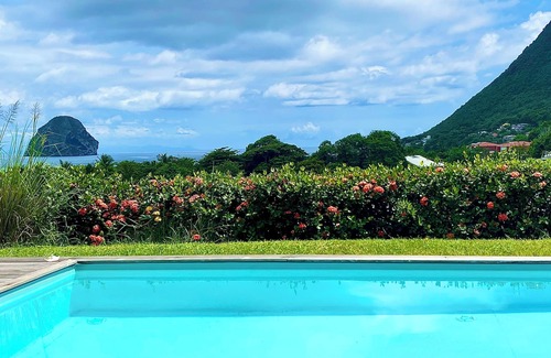 Le Diamant Villa | pool, 100 m from the beach, sea, relaxation and standing facing Diamond Rock