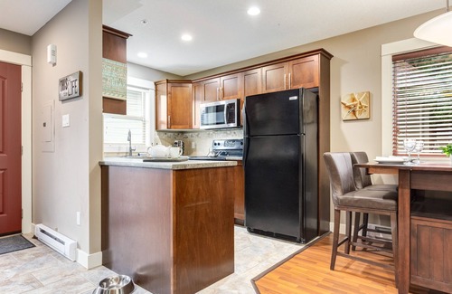 Regional District of Nanaimo Cottage | Pool & hot-tub, Peaceful & Immaculate