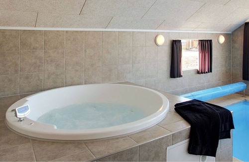 Skastrup House | Pool house on lawn with whirlpool, billiards, table tennis and table football, wireless internet