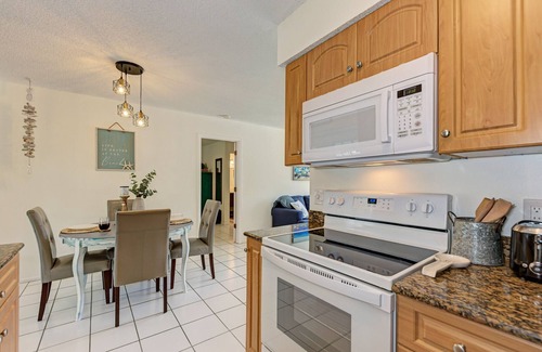 South Venice House | Poolside Oasis with heated pool-7 min to beach-2 King beds