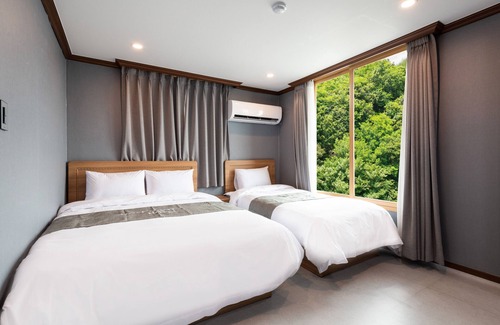 Sokcho Hotel | Port View