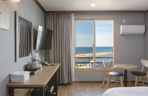 Sokcho Hotel | Port View