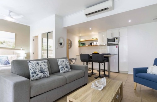 Port Douglas Apartment | Portsea Swimout - Prime Location + Pool Bar