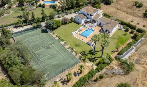 Lagoa e Carvoeiro Villa | Portuguese Villa close to Carvoeiro with 5 Bedrooms, Pool, Tennis Court and close to Beach
