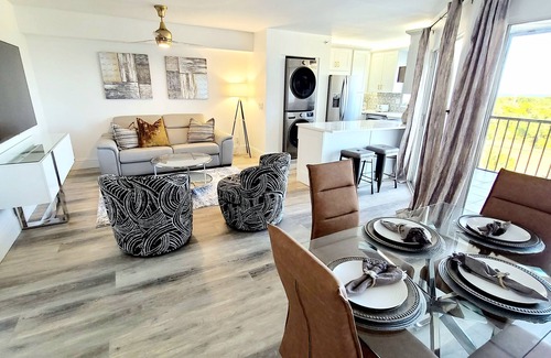 Bella Vista Condo | POSHPADZ -OceanView Villa-Resort Complex, Penthouse, Sleeps 4, Walk to Beach