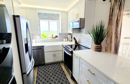 Bella Vista Condo | POSHPADZ -OceanView Villa-Resort Complex, Penthouse, Sleeps 4, Walk to Beach