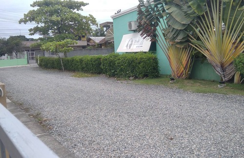 Praia da Armacao do Itapocoroi House | Pousada JuJa GuestHouse with swimming pool, 700 meters from Beto Carreiro.