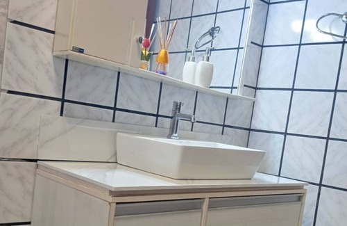 Praia da Armacao do Itapocoroi House | Pousada JuJa GuestHouse with swimming pool, 700 meters from Beto Carreiro.