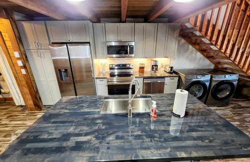 Snowshoe Ski Chalet | PowderMonkey 2br/2ba+Loft - Ski out & PET friendly
