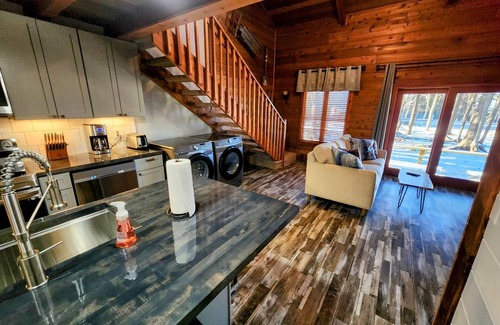 Snowshoe Ski Chalet | PowderMonkey 2br/2ba+Loft - Ski out & PET friendly