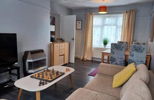 East Dunstable House | Poynters House - Huku Kwetu Luton & Dunstable - Spacious 2 Bedroom House-Private garden and parking