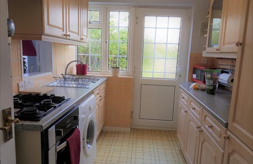 East Dunstable House | Poynters House - Huku Kwetu Luton & Dunstable - Spacious 2 Bedroom House-Private garden and parking