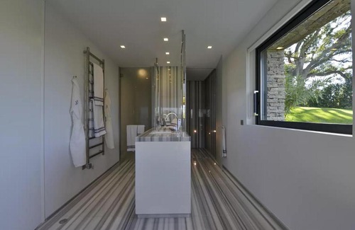 Puget-sur-Argens Apartment | Prélassez-vous sur les transats ainsi que sous un parasol sur la terrasse