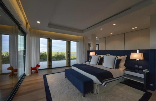 Puget-sur-Argens Apartment | Prélassez-vous sur les transats ainsi que sous un parasol sur la terrasse