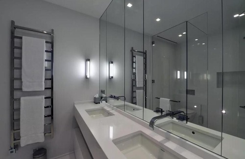 Puget-sur-Argens Apartment | Prélassez-vous sur les transats ainsi que sous un parasol sur la terrasse