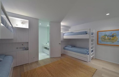 Puget-sur-Argens Apartment | Prélassez-vous sur les transats ainsi que sous un parasol sur la terrasse