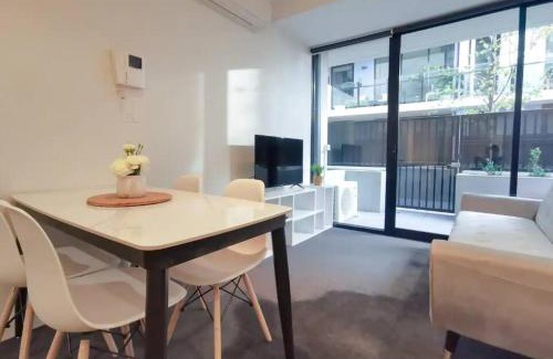 Prahran Apartment | PR126-1 BR Comfy Stay Next to Station with FREE Parking