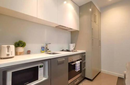 Prahran Apartment | PR126-1 BR Comfy Stay Next to Station with FREE Parking