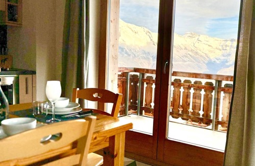 Saint-Pierre-de-Clages Apartment | Pracondu apartment, ski-in ski-out, with views of the Alps