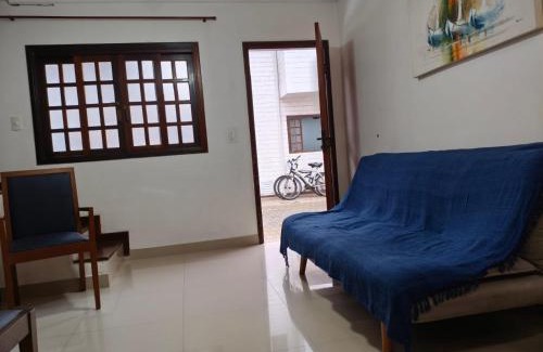 Tombo Apartment | PRAIA DO TOMBO e PRAIA DAS ASTURIAS- CASA EM COMDOMÍNIO- 2 quartos - 2 banheiros- ar cond - quintal - churrasqueira