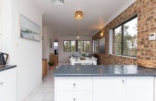 Hawks Nest House | Prelude Penthouse – stroll to the beach