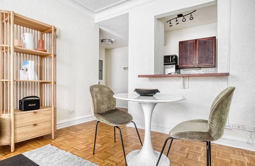 Gold Coast Apartment | Premium Gold Coast 1BR w/Doorman & Gym, 2 blocks to L, by Blueground