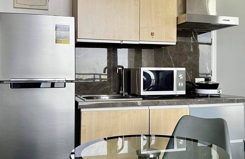 Downtown Hotel | Premium Suite with Balcony at The Gramercy Makati Manila