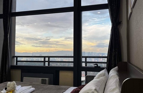 Downtown Hotel | Premium Suite with Balcony at The Gramercy Makati Manila