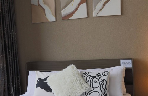 Downtown Hotel | Premium Suite with Balcony at The Gramercy Makati Manila