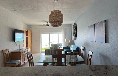 Colliers Bay Condo | President's Wkend-Oceanfront 1-bedroom condo w/in resort-sleeps 4-full Kitchen
