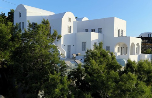 Santorini Villa | PRESIDENTIAL VILLA exudes the tranquility and allure of a Cycladic oasis.