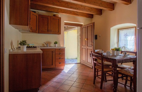 Gassano House | Pretola stone house 12 pax w/prv pool & view