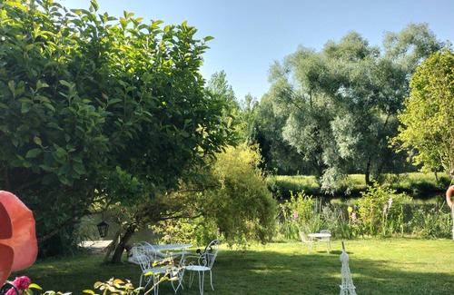 Cloyes-les-Trois-Rivieres Ski Chalet | Pretty cottage on the banks of the Loir nestling in a green setting.