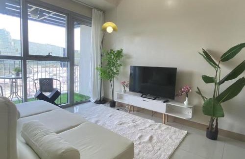 Tambo Apartment | Pretty 1BR with Balcony Facing Infinity Pool Manila Bay Sunset Near Airports Okada Solaire with Free Parking