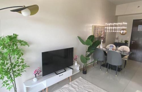 Tambo Apartment | Pretty 1BR with Balcony Facing Infinity Pool Manila Bay Sunset Near Airports Okada Solaire with Free Parking