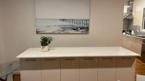 Pretty Beach House | 'Pretty Beach Bay Vista' by HolidayCo