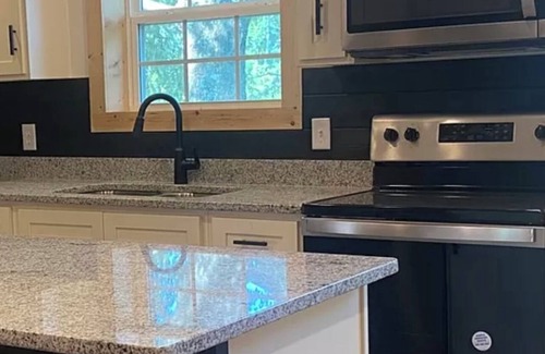 Frogue House | Pretty Cabin next to Dale Hollow State Park, with Boat Parking, 1 mile to Marina