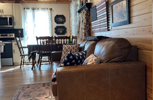 Frogue House | Pretty Cabin next to Dale Hollow State Park, with Boat Parking, 1 mile to Marina