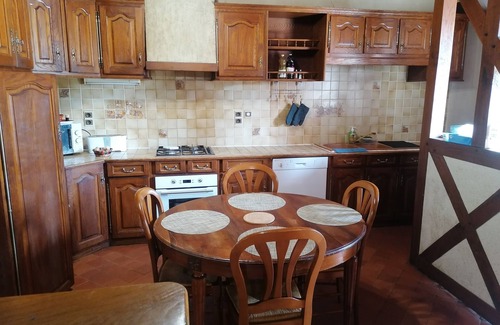 Gien House | Pretty character house, 3 bedrooms, 5/6 beds, all comforts, WIFI and parking.