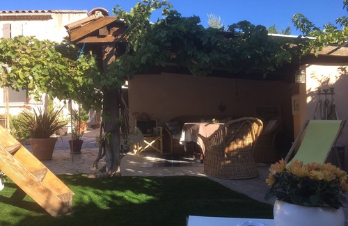 Jonquerettes House | Pretty gite in Provence, swimming pool and private garden, pets welcome
