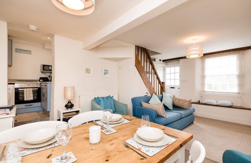 Looe House | Pretty, Pet Friendly Cottage with Parking, Wifi and River Views.