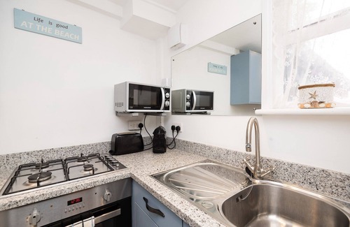 Looe House | Pretty, Pet Friendly Cottage with Parking, Wifi and River Views.