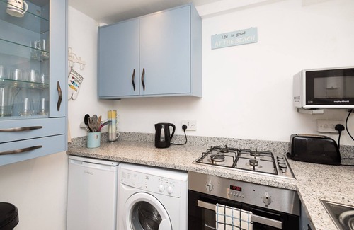 Looe House | Pretty, Pet Friendly Cottage with Parking, Wifi and River Views.