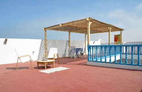 Sidi Ifni House | Pretty traditional riad with its patio in zellige, its hammam, its solarium.