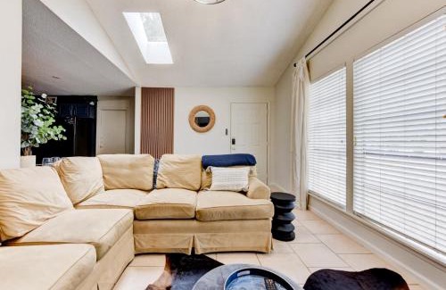 Franklin Park House | Prime Austin - Jacuzzi Firepit and BBQ