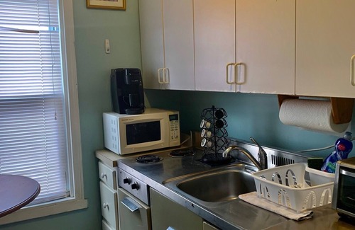 Pawtucket Apartment | Prime Cozy 1br/Bright, Private 2nd FL near Brawn, Providence+ quick to I-95 MAS