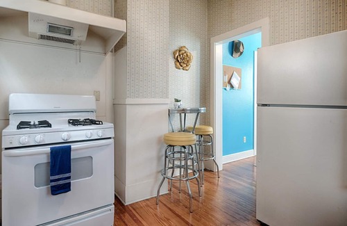 Old Enfield Apartment | PRIME LOCATION w/FENCED DOG AREA NEAR UT,ZILKER PARK,ACL,SXSW,SHOP, MARKET,CAFE
