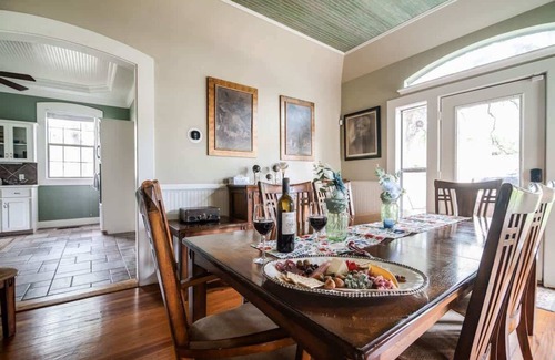 Johnson City House | Prime location-Walk to food, Bars and Wineries!